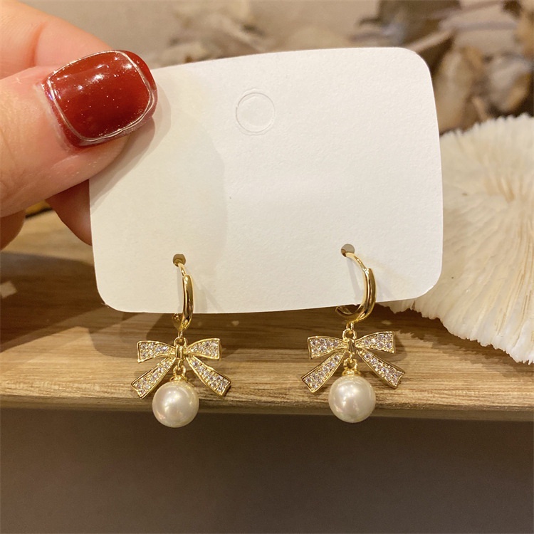 Anting Tusuk Gantung Wanita Desain Pita Hias Mutiara + Berlian Gaya Simple Untuk Hadiah