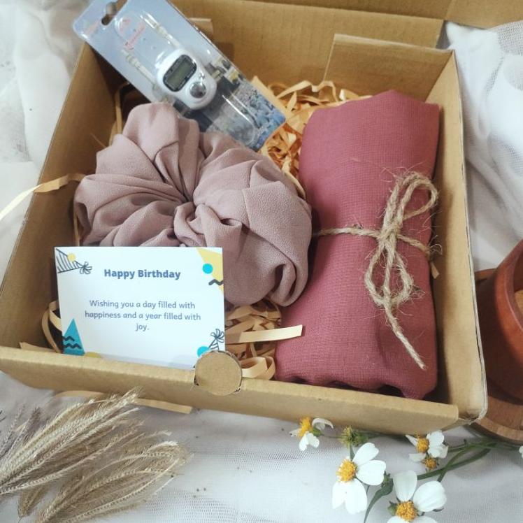 

[KODE 8034] Hampers / Giftbox / Kado Ultah / Kado Ulangtahun / kado cewek / kado unik / kerudung / scruncie /tasbih digital