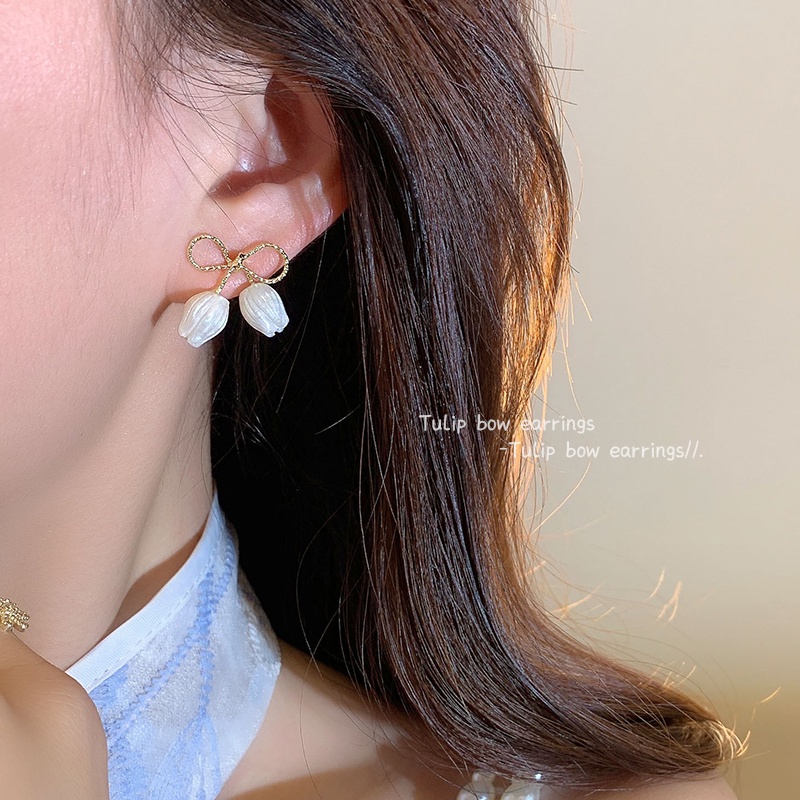 Anting Stud Desain Bunga Tulip Warna Putih Untuk Wanita