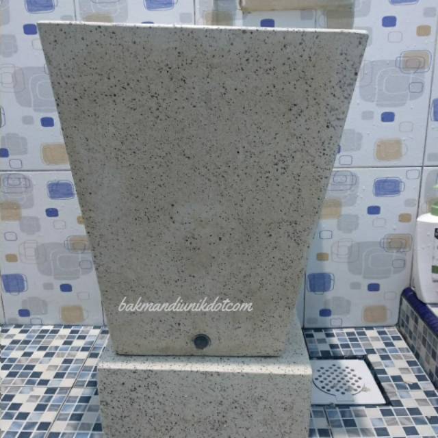 Bak mandi kotak piramid bintik hitam teraso
