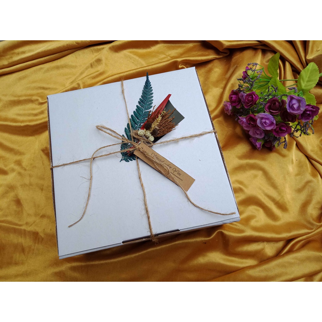 

Box Hampers/Kotak Kado Uk. 20x20x5 (Happy Birthday, Wisuda, Anniversary, dll)