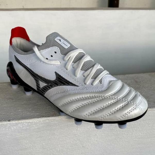 Sepatu Bola Mizuno Morelia Neo 3 Beta Leather White Black MD
