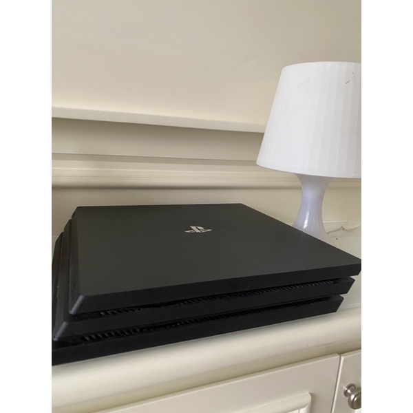 Playstation 4pro 1TB 2Sticks