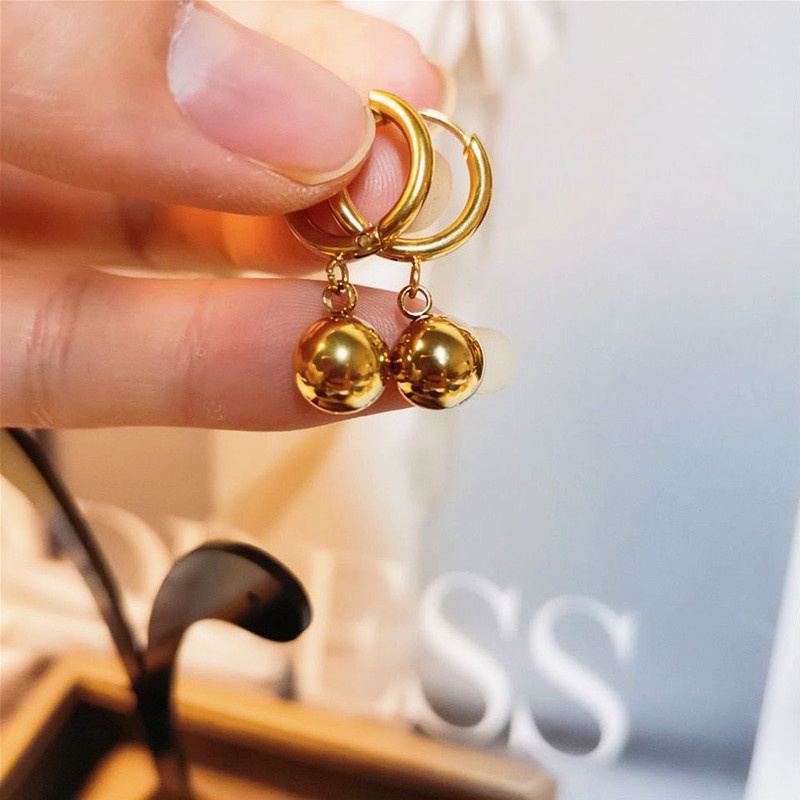 Anting Titanium Bola Keberuntungan Lapis Emas 18K Anti Karat Aksesoris Wanita Perhiasan Korea