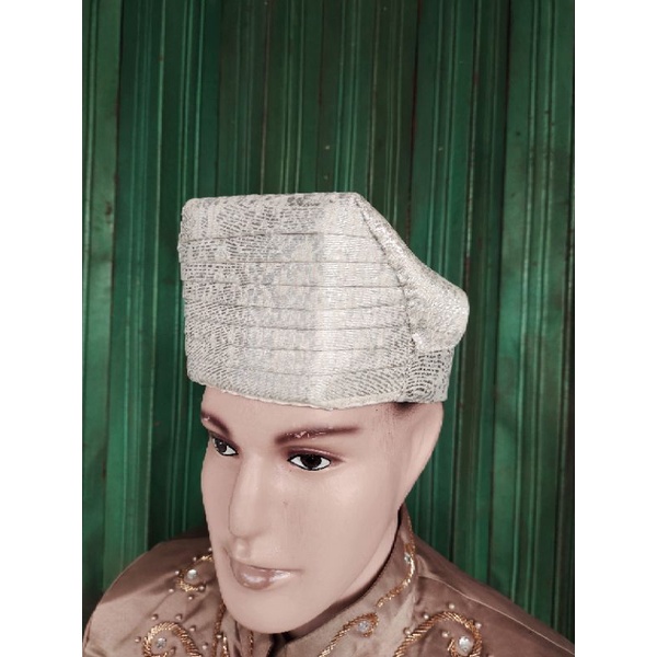 topi saluak penganten.