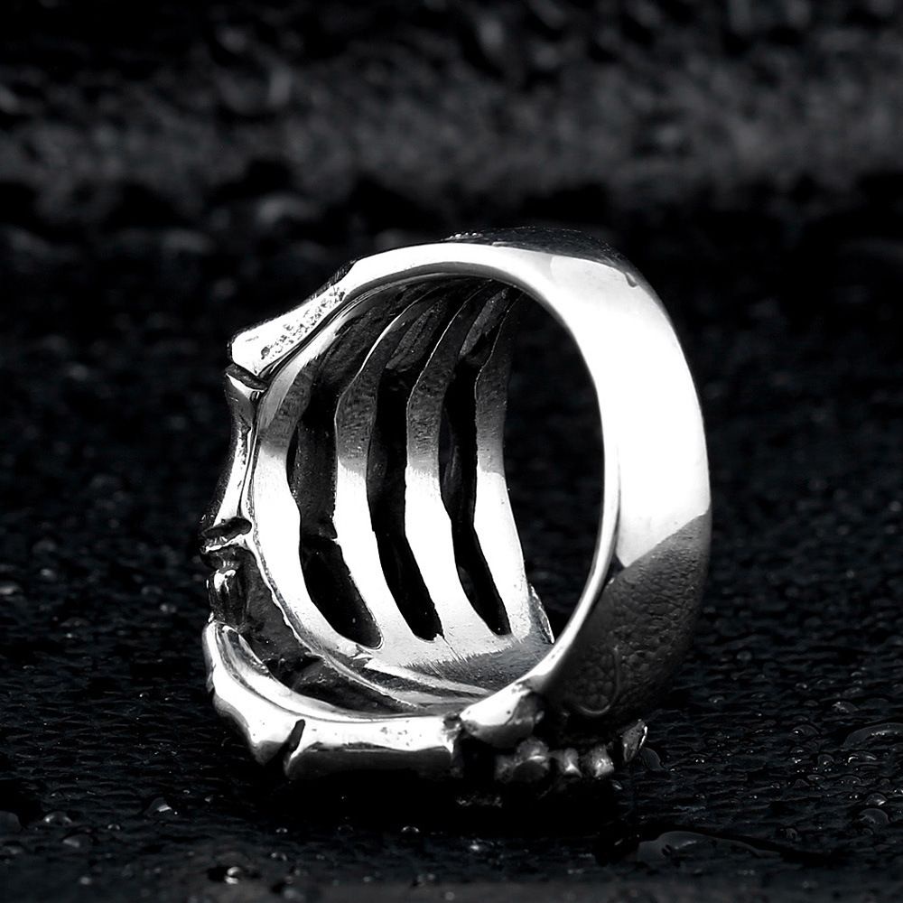 Cincin Bentuk Tangan Tengkorak Bahan Stainless Steel Gaya Vintage Gothic Punk Untuk Pria