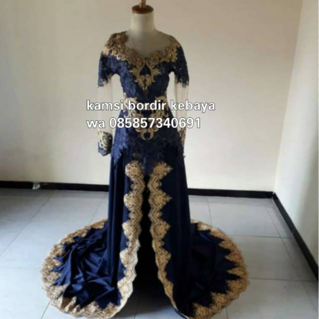 Kebaya brokat plus ekor