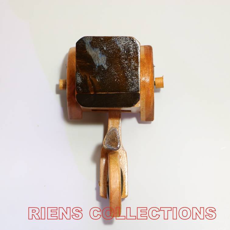 RIENS COLLECTIONS. MINIATUR DIECAST PAJANGAN BECAK KAYU UKURAN 16X9X8 CM