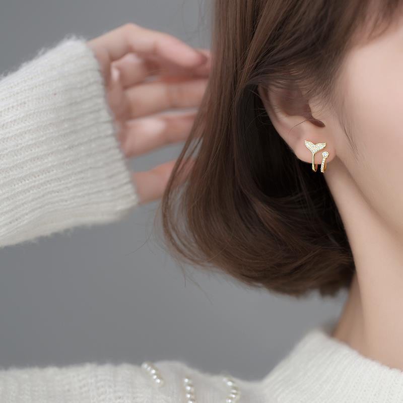 Anting Ekor Ikan Baris Dua Bertatahkan Berlian woman Korea