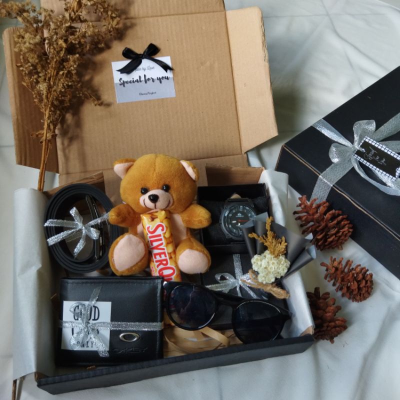 

HAMPERS GIFTBOX KADO ULANG TAHUN WISUDA GRADUATION COWOK MURAH BERKUALITAS