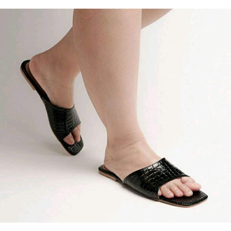 Sandal CROCOnois Big Size 41-45 Sendal Teplek Hitam Kulit Buaya Size Besar / Sandal Slop Santai Clasik Hitam, 41