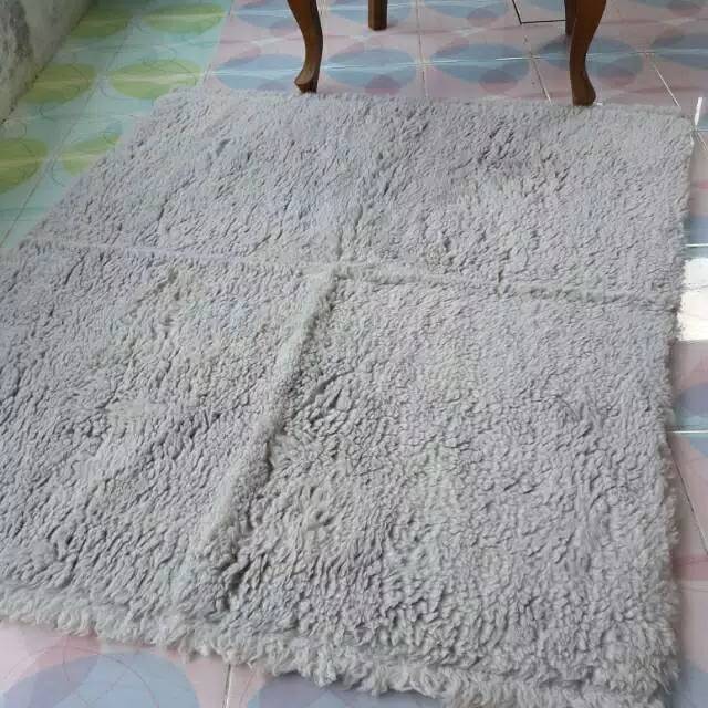 Karpet kain alas bulu domba warna abu ukuran 200x130 cm panjang bulu 1-1.5 cm