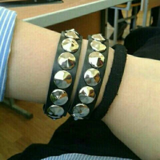 Gelang punk metal motif berduri keren
