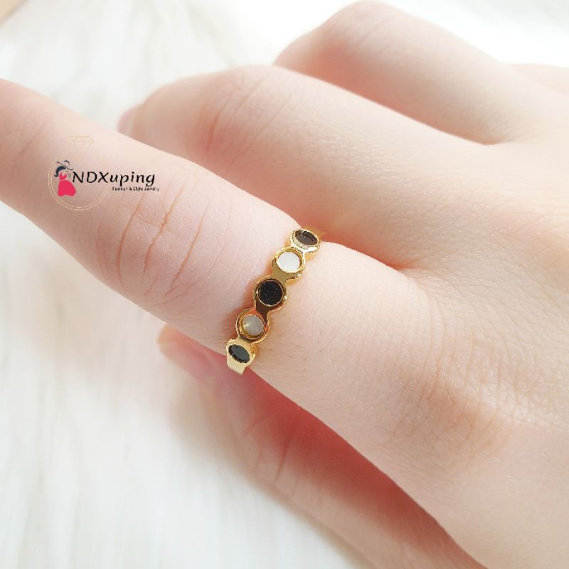 Cincin Wanita Dewasa Ring Bulat Bulat Hitam Putih N22122102