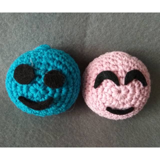 Gantungan kunci rajut emoticon