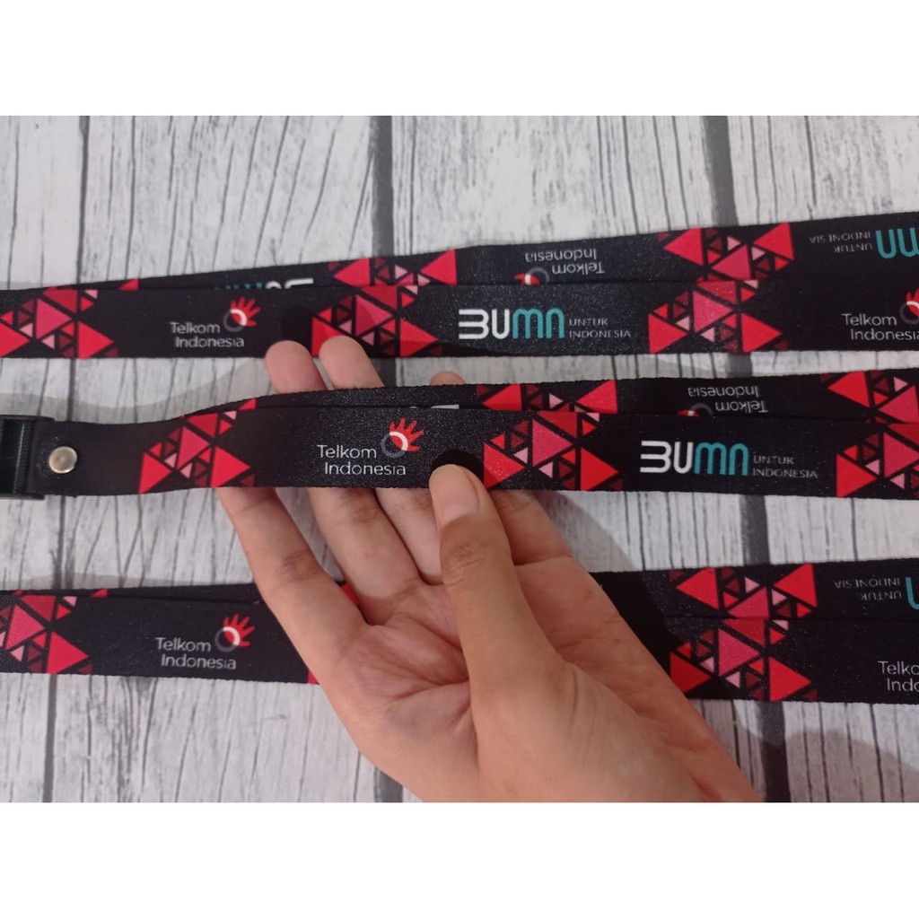 

Lanyard Telkom Indonesia / Telkom Bumn cetak 2 sisi ukuran 2cm Custom Satuan murah