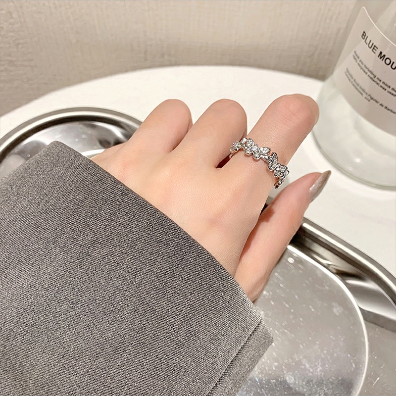 Cincin Desain Kupu-Kupu Aksen Kristal Warna Silver Untuk Wanita