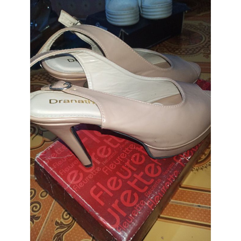 SOLD BY WA ..PRELOVED HEELS DRANATHA LIKE A NEW DIVES SHOES BROWN CREAM SIZE 40