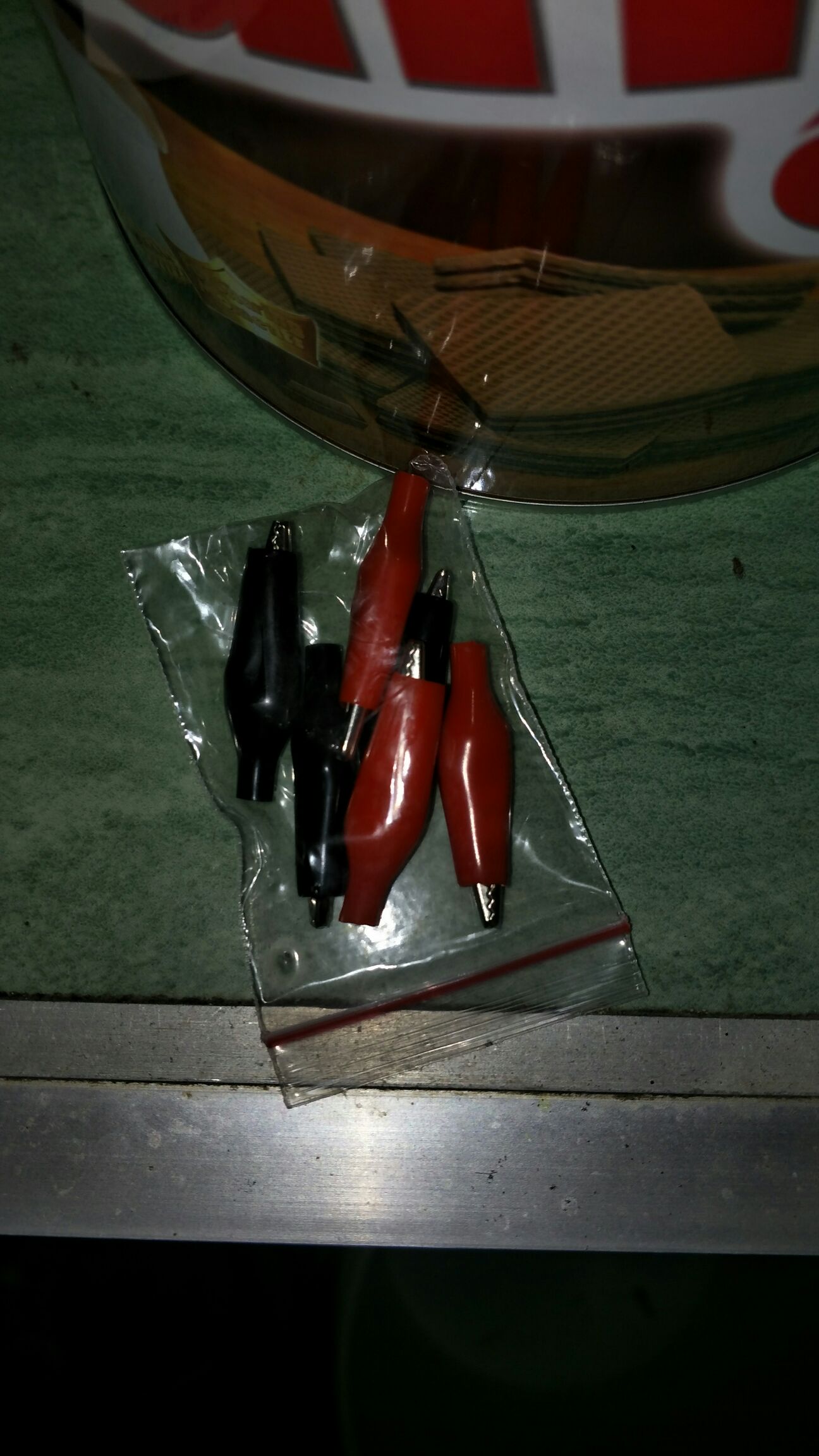 Jepitan Mini Buaya Merah Hitam( 1pasang)