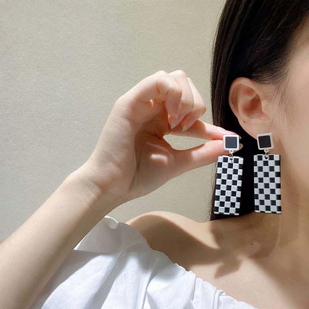 Augustina Checkerboard Earrings Besar Geometris Asetat Akrilik Hitam Putih Kotak-Kotak Persegi Panjang Checkerboard Square Gaya Korea Wanita Earrings