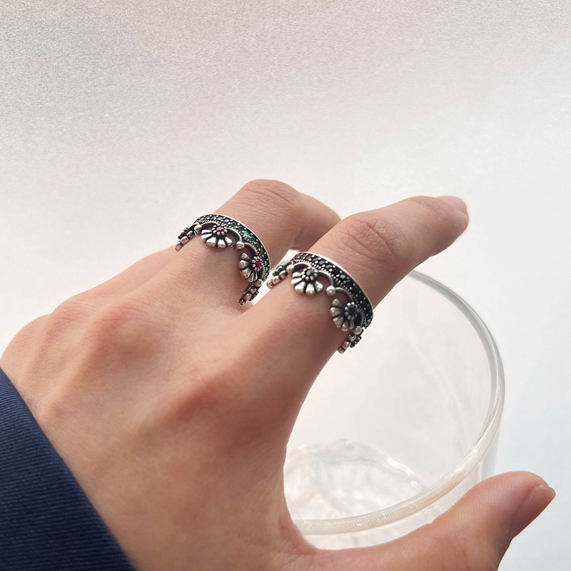 Cincin Model Terbuka Adjustable Desain Mahkota Bunga Aksen Zircon Hitam Gaya Retro Unik Untuk Wanita