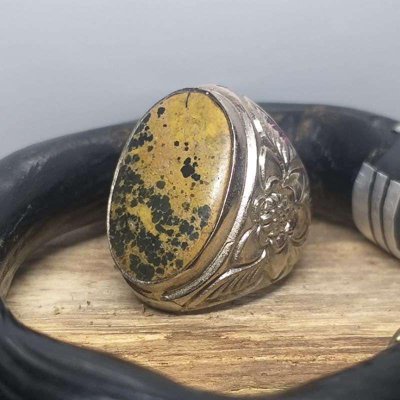 Pirus Persia Hitam Urat Emas.