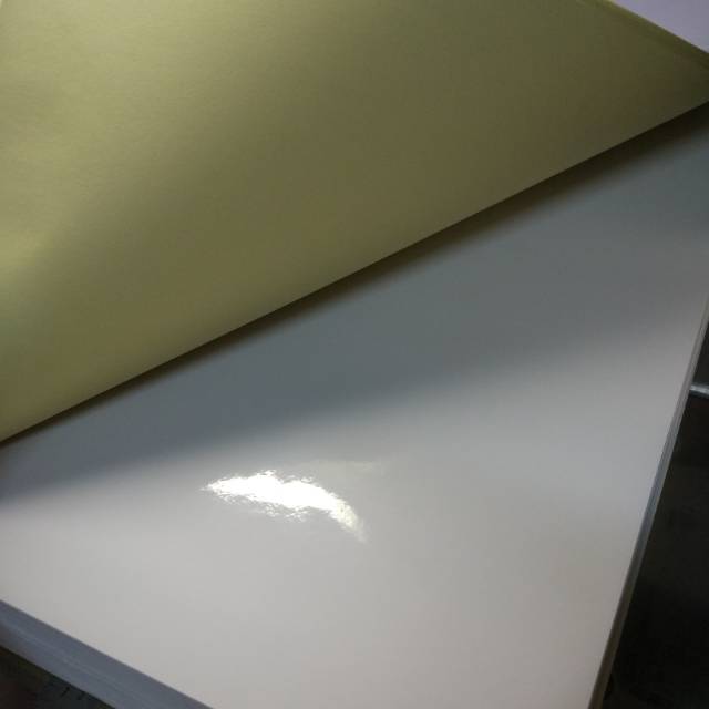 

Kertas Sticker Glossy / Chromo Mengkilap A4