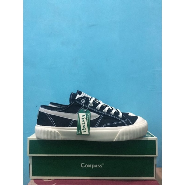 Compass Vintage low black white size 38