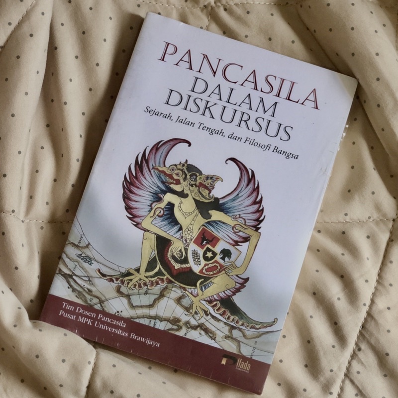 

Pancasila dalam Diskursus: Sejarah, Jalan Tengah, dan Filosofi Bangsa - Buku Pancasila UB