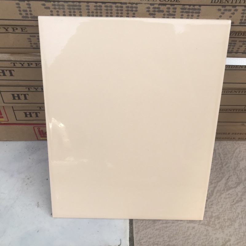 keramik dinding kamar mandi cream polos 20x25  (glosy)/ keramik dinding dapur/ keramik dapur/keramik