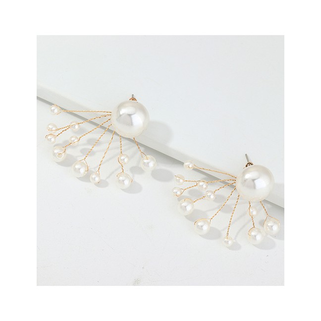 LRC Anting Tusuk Fashion White Twig Twisted Pearl Earrings D91979