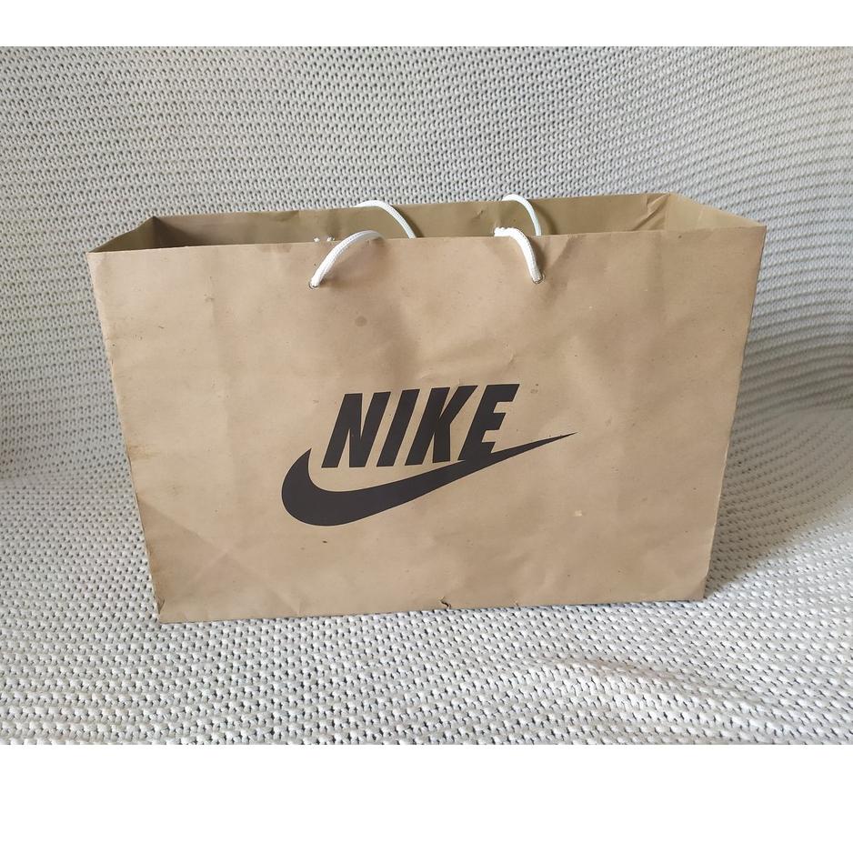 

Dapatkan Diskon Hingga Papper Bag / Paper Bag / Tas Belanja / Kardus / Tempat Sepatu NIKE wbmb824