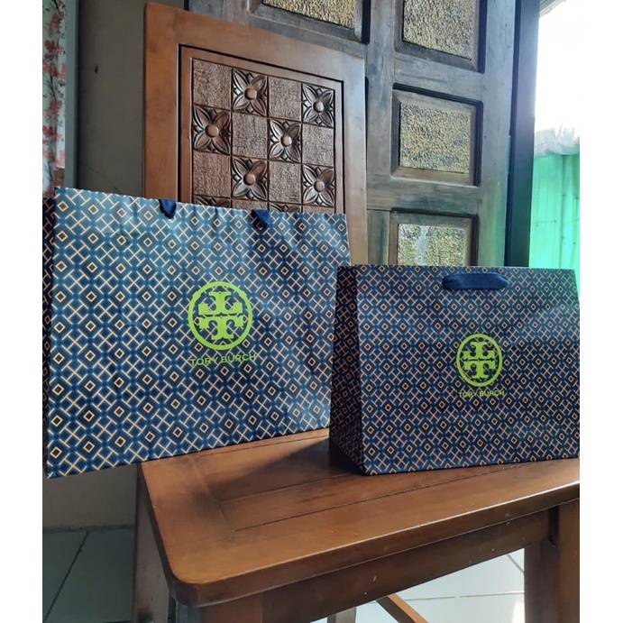 

Paper bag / kantong belanja original tory burch medium ukuran 31 x 23 cm