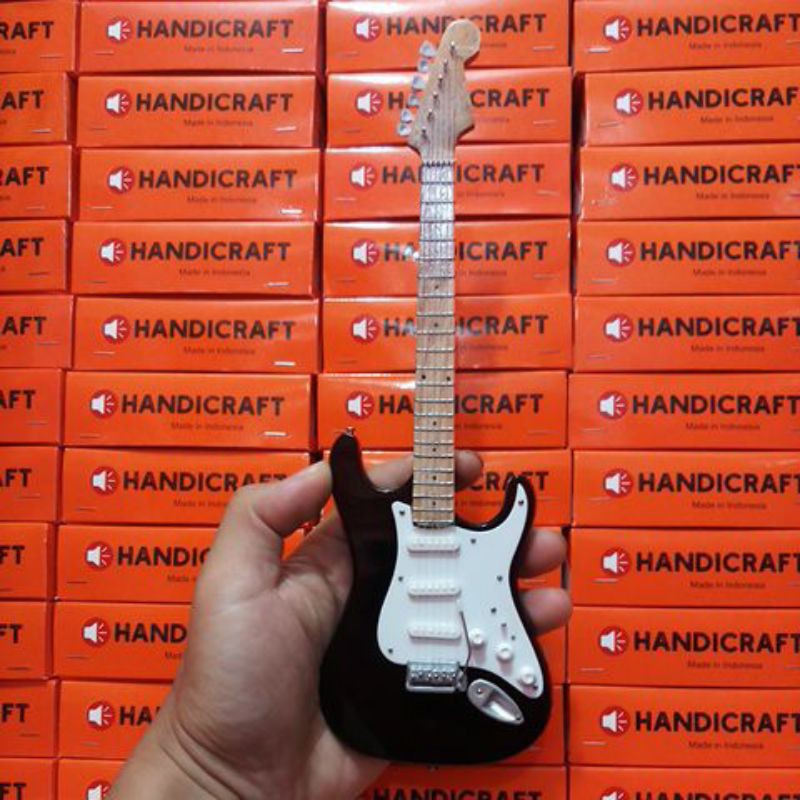 Miniatur gitar fender stratocaster hitam