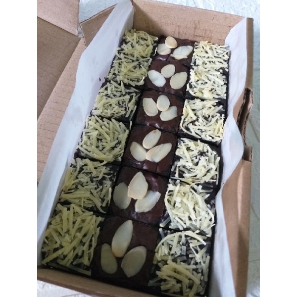 Brownies Fudgy Sekat Toping Keju &amp; Almond (18 potong)