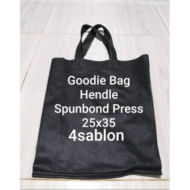 

Goodiebag Hendle + sablon 1 sisi 1 warna tersedia warna, merah, abu-abu, hitam, biru, hijau