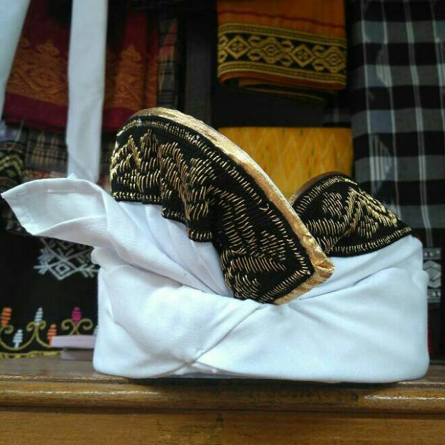 Udeng putih tepi songket