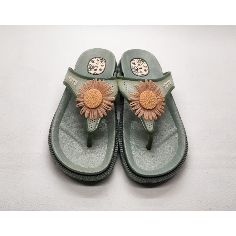 SANDAL JEPIT WANITA  JELLY IMPORT TERBARU / SANDAL BUNGA MATAHARI / SANDAL KARET IMPORT /SANDAL YUTU /SANDAL JEPIT WANITA / SANDAL KEKINIAN / SANDAL TRENDY / SANDAL SANTAI /SANDAL RUMAH /SANDAL JEPIT PANTAI / SANDAL JEPIT IRSOE BUNGA MATAHARI/SANDAL ANAK