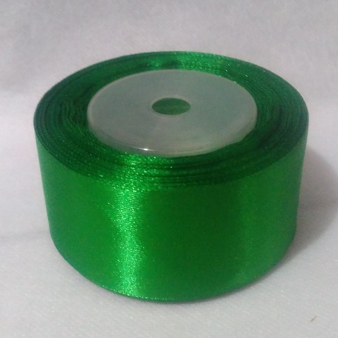 

Pita Satin Hijau Daun Ukuran 1.5inch/ 4cm Per Roll