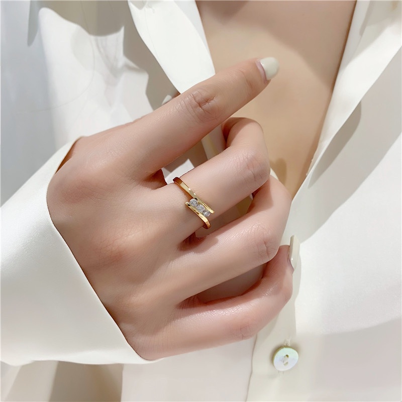 Cincin Wanita Bahan Titanium Steel Warna Gold Hias Kristal / Berlian Gaya Simple Adjustable Untuk Pernikahan