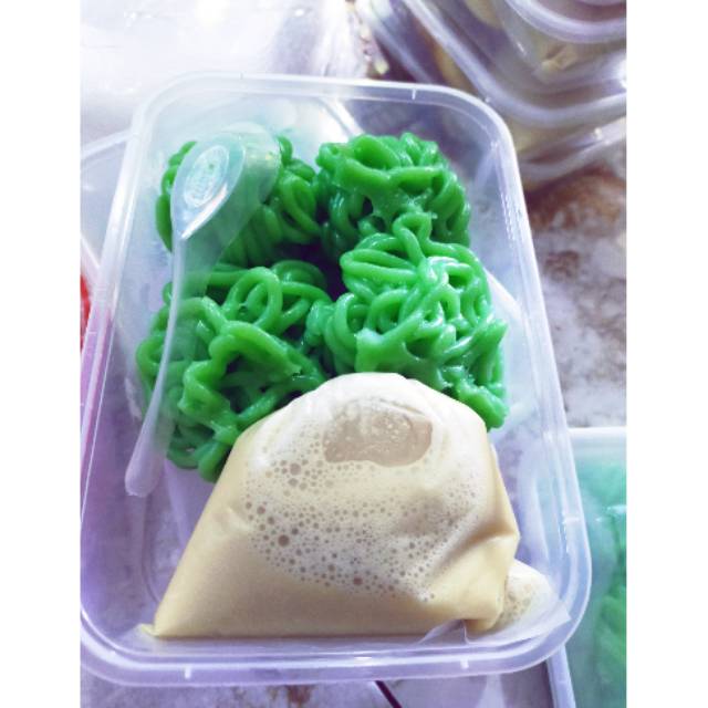 

Putu Mayang kuah santan gula merah
