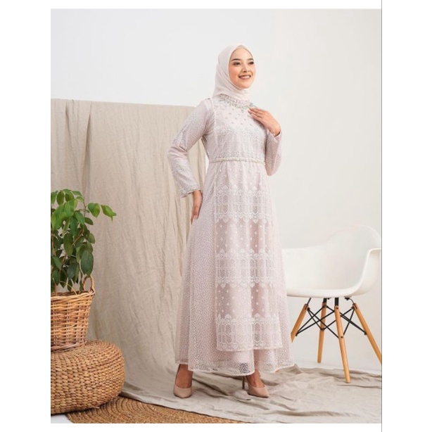 sara dress ivory almahyra looks