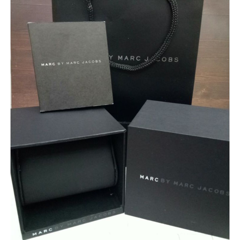 

KOTAK JAM TANGAN / BOX SET MERK MARC JACOB