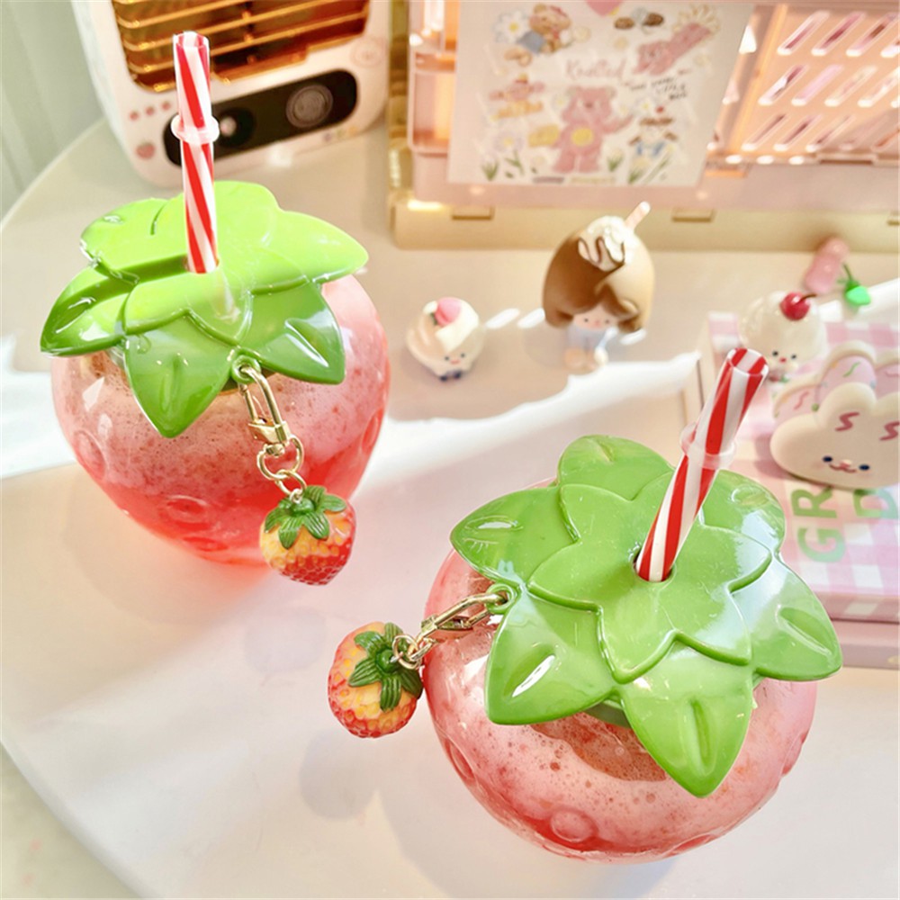 【COD Tangding】Botol Minum Susu Teh Bahan Plastik Motif Strawberry Dengan Sedotan Untuk Wanita