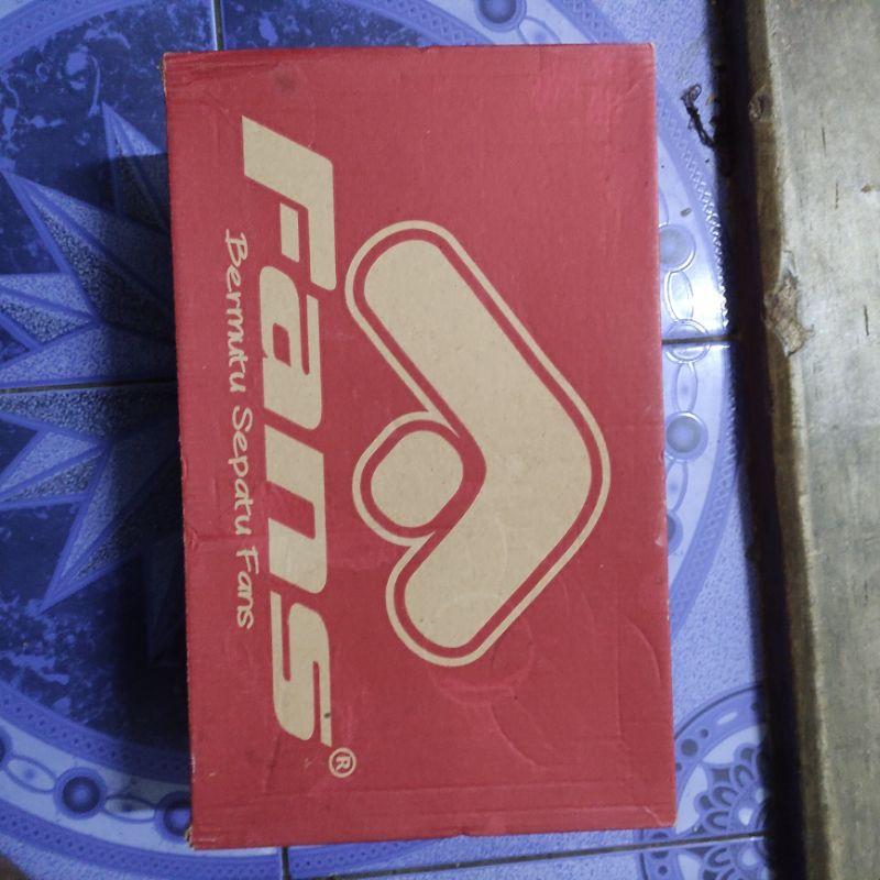 sepatu fans