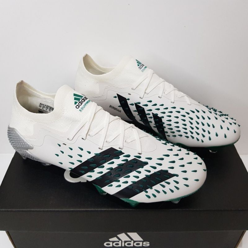 Sepatu Bola Adidas Predator Freak White .