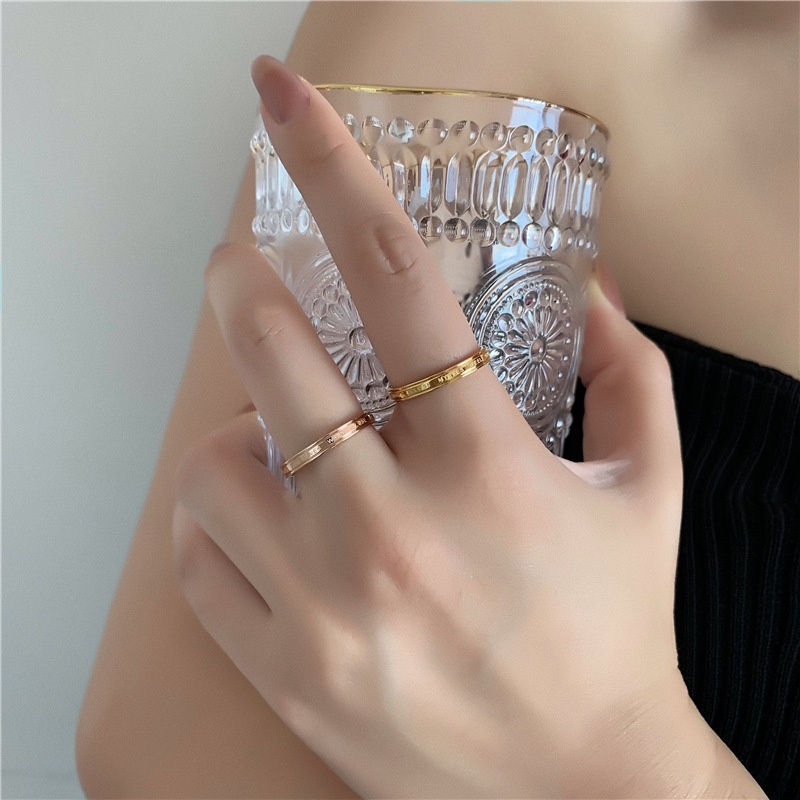 Cincin Baja Titanium Huruf Sederhana Mas Rose Gold Fashion Pria Wanita Rings