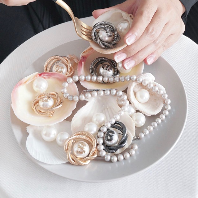 Buttonscarves Swirled Brooch with Pearl