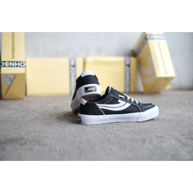 sepatu johnson orion low