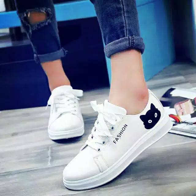 Sepatu cat Putih